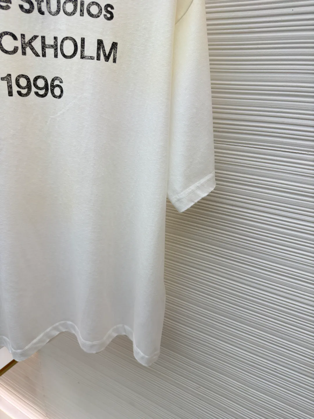 Acne Studios 1966 mud-dyed washed distressed short-sleeve ●Original version: 2800 purchased and developed ●Item number: 1682348-X95 ●Fabric: cloud velvet ski-like cotton fabric ●Technology: glue printing ●Color: white ●Version: fitted version ●Weight: about 225 grams ●Size: S-M-L-XL ●Description: Made of ultra-soft pure cotton fabric, garment-dyed, washed and distressed, the chest part has a dirty feel, and the lower part shows a gradient effect. The neckline is slightly frayed to better fit the overall tone. The overall line is straight and delicate, the fabric is comfortable and soft, and the color is consistent without color difference. It can be matched with the same style to create a fashionable look and control various occasions. Customized accessories, complete with three standards, the same style for men and women!